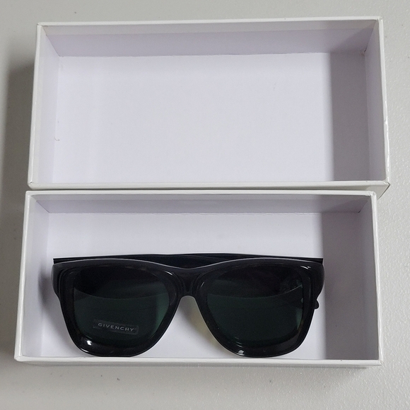 Givenchy GV 7074/S Sunglasses. main image 5